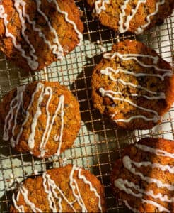 Biscuits sans farine à l'avoine et aux raisins secs avec glaçage aux épices