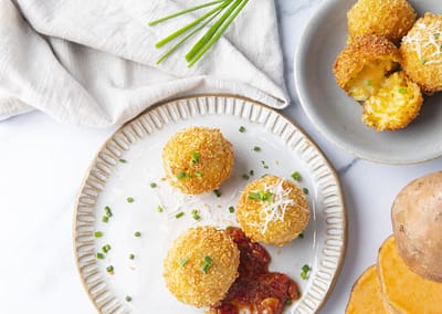 Arancini mit Mozzarella und Süßkartoffeln und pikantem Tomatendip
