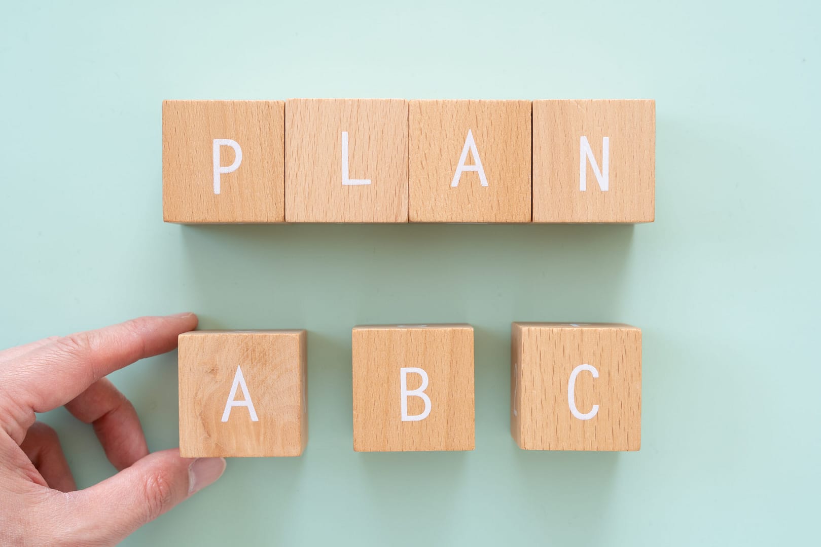 プラン|「PLAN ABC」と書かれた積み木と手